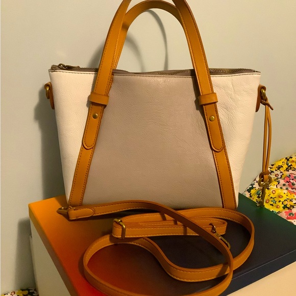 New condition Fossil Leather Crossbody. Neutral Colors. - Picture 1 of 3